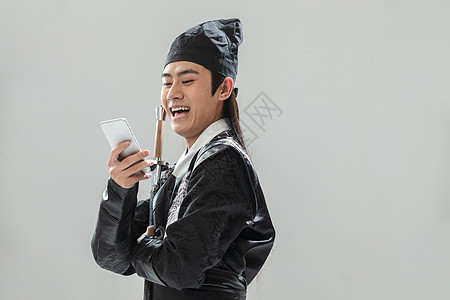 古代人半身像古装男子拿着手机图片素材