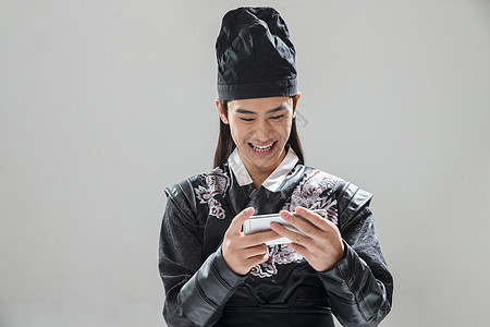 东方人古代玩游戏古装男子拿着手机图片