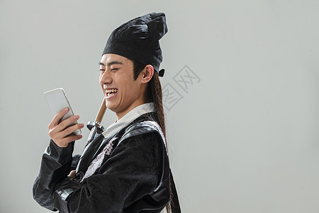 古代男子传统文化文化艺术古装男子拿着手机背景
