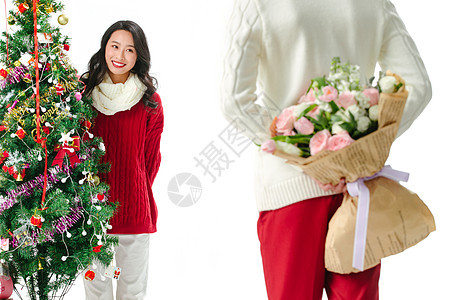 树圣诞礼物男朋友青年男人给女朋友送鲜花图片