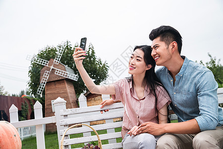 健康的亚洲人度假快乐情侣用手机拍照图片