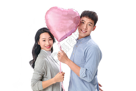 亚洲亲密爱心浪漫情侣拿着心形气球图片