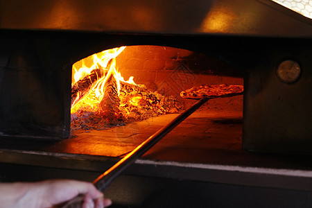 火食品烹调餐厅里烤制披萨图片
