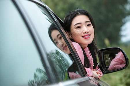 季节乐趣水平构图青年女人坐在车里图片