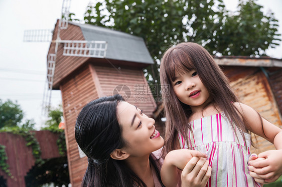 青年人友谊摄影户外幸福的母女图片