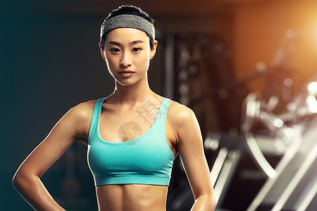 器材健身自信青年女人在健身房背景
