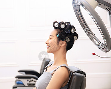 时尚健康生活方式享乐青年女人在理发店里做头发图片