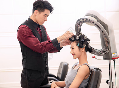 欢乐亚洲人服务业职位青年女人在理发店里做头发图片