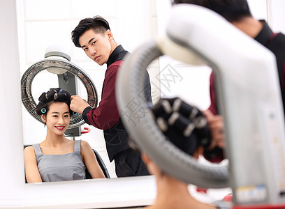 欢乐椅子专业人员青年女人在理发店里做头发图片