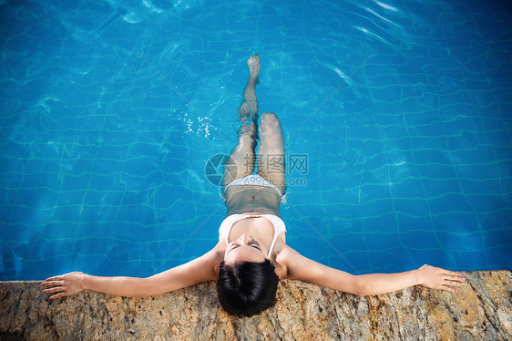 躺在游泳池里的青年女人图片