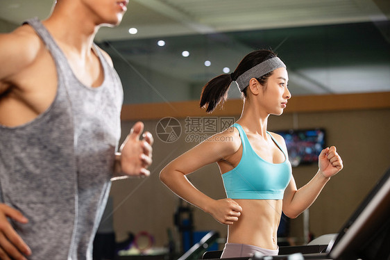 体育器械青年人在健身房里健身图片