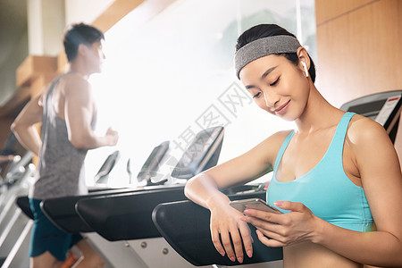 健康生活方式健身设备青年女人青年人在健身房里健身图片