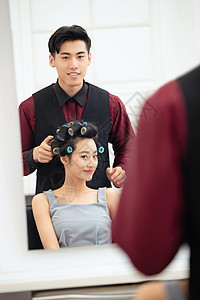 魅力时尚青年女人在理发店里做头发图片