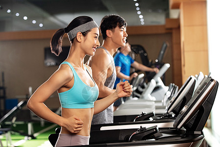 器材健身活力信心青年人在健身房里健身背景