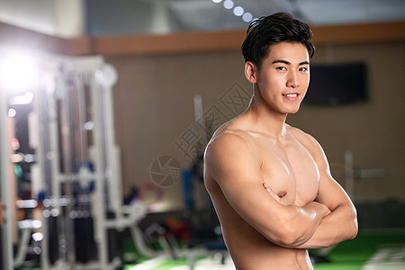腹肌青年男人在健身房健身图片