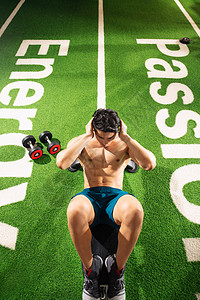 器材健身努力青年男人在健身房健身背景