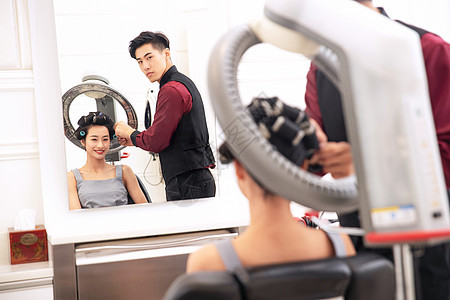 身体关注亚洲人健康生活方式青年女人在理发店里做头发图片