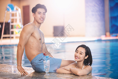 在游泳池里的青年情侣图片