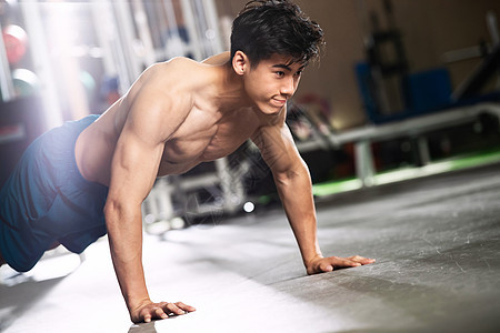 胸肌健身设备青年男人在健身房健身图片