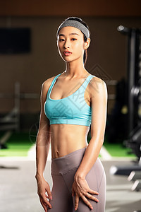 运动塑形青年女人在健身房图片