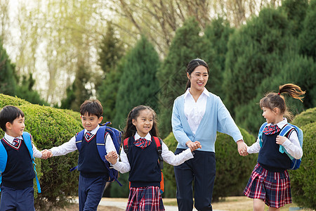 幸福乐趣女孩学生和老师图片