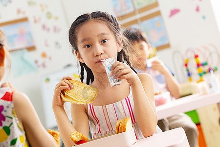 幼儿园小朋友用餐喝牛奶图片