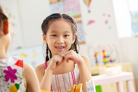 幼儿园小朋友用餐图片