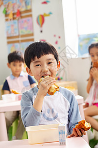 幼儿园小朋友用餐图片