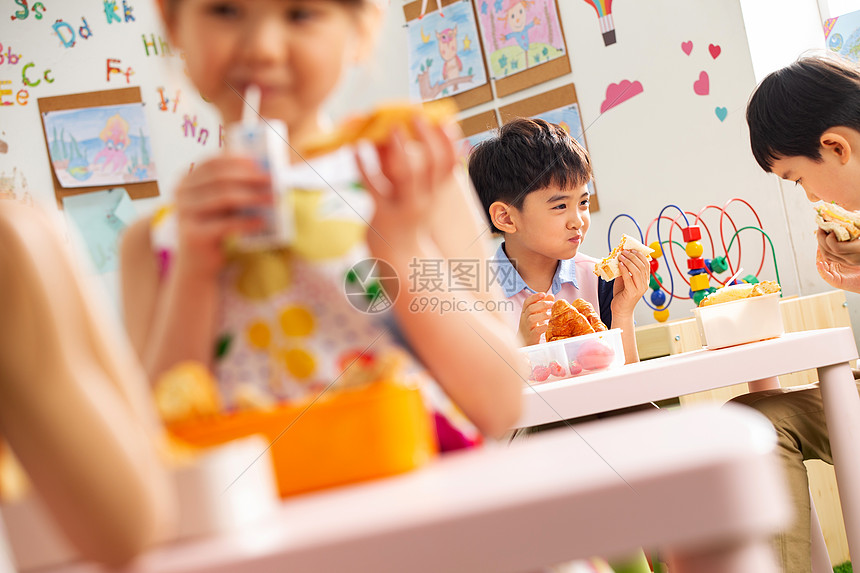 幼儿园小朋友用餐图片