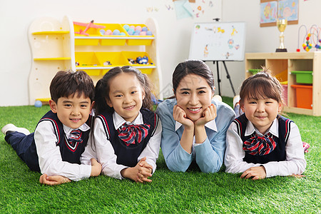 小学生们趴在草地上图片