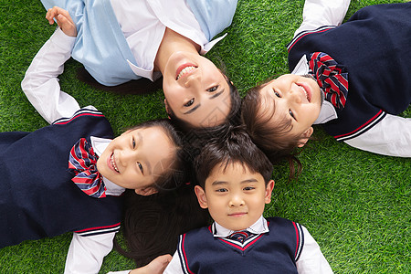 草头圈子幼儿园小学生们躺在草地上背景