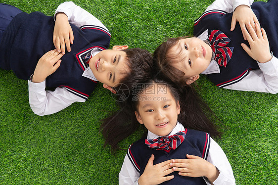 教育小学生们躺在草地上图片