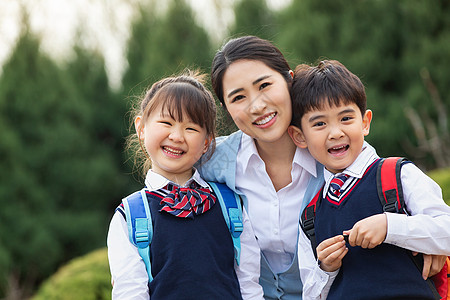 愉悦的学生和老师形象图片