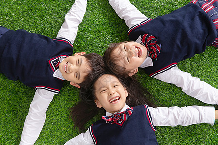 草头圈子校园小学生们躺在草地上背景