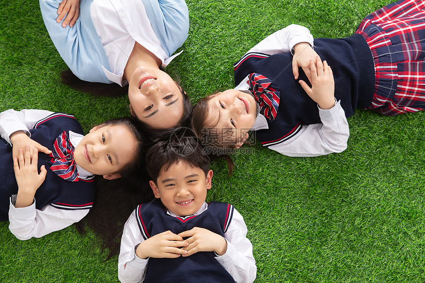 小学生们躺在草地上图片