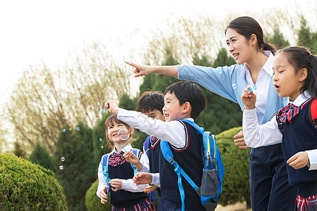 小学生安全校园小朋友们吹泡泡背景