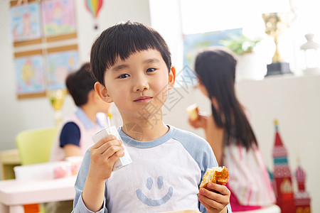 幼儿园小朋友用餐图片