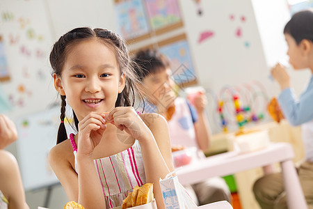 幼儿园小朋友用餐图片