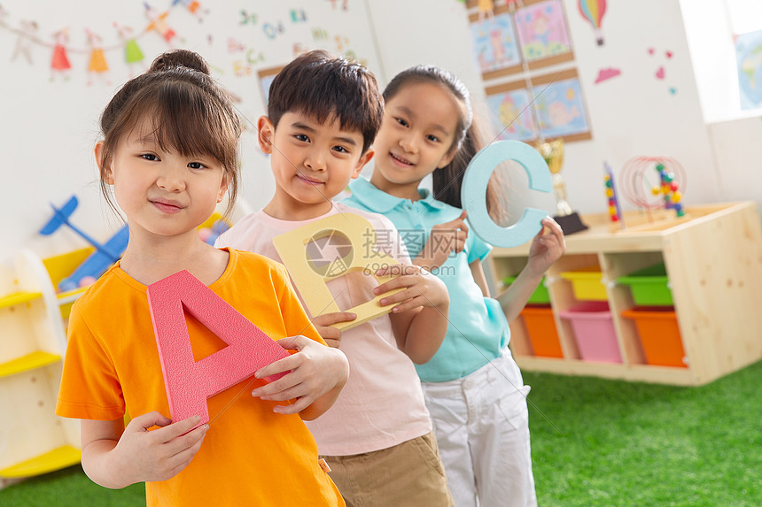 展示休闲装无忧无虑幼儿园小朋友学英文图片