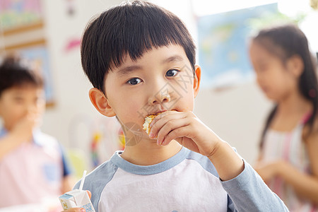 幼儿园小朋友用餐图片