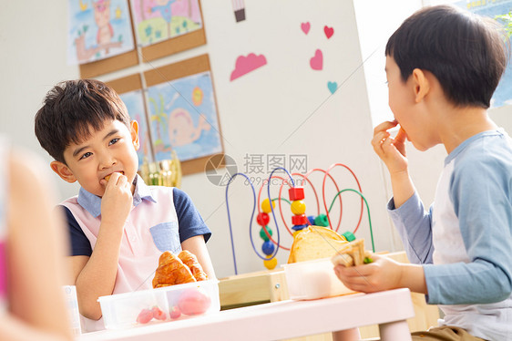 幼儿园小朋友用餐图片