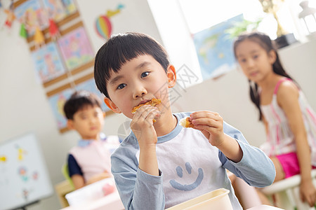 幼儿园小朋友用餐图片