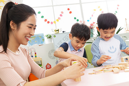 女人休闲装生长幼儿园老师和小朋友们图片