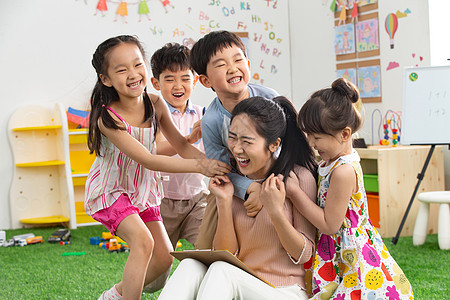 活力团结欢乐幼儿园老师和小朋友们拥抱在一起图片
