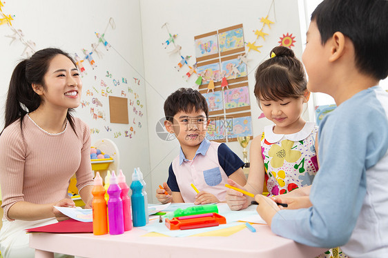 相伴早教学龄儿童幼儿园老师和小朋友们图片