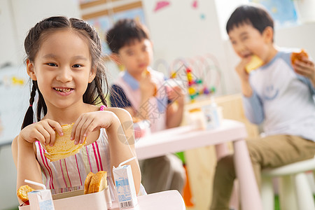 幼儿园小朋友用餐图片