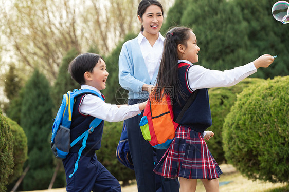 未来青年女人小学生小朋友们吹泡泡图片