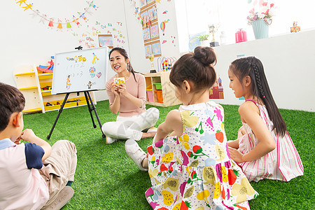 教室嬉戏的青年女人幼儿园老师和小朋友们图片