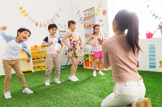 未来无忧无虑同学幼儿园老师和小朋友们图片