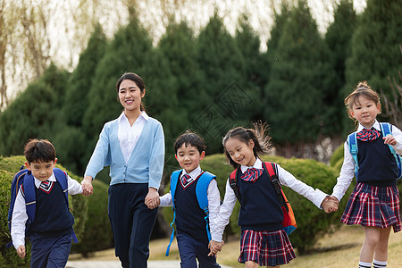 儿童手牵手上学幸福彩色图片保护学生和老师背景